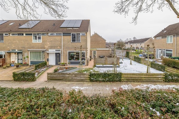 Te koop: Royale hoekwoning, instap klaar, 4 slaapkamers, Energielabel A, extra tuin en een vrij uitzicht over vijverpartij !